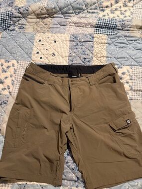 Men's Olive Cargo Shorts with Secure Pockets